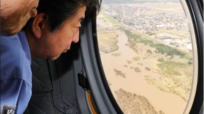 '최악의 폭우'로 총재 출마선언 늦춘 아베…"돌다리도 두드리고"
