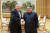 지난 5월 10일 마이크 폼페이오 ㅁ국 국무장관의 2차 방북 당시 김정은 북한 국무위원장과 만나는 모습. 그러나 김 위원장은 지난 6알 폼페이오 장관의 3차 방북 때는 면담에 응하지 않았다.