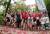 지난 5월 13일 대전 대덕구 장동 계족산에서 열린 ‘2018 계족산 맨발축제’에 참가한 시민들과 외국인들이 맨발로 황톳길을 걸으며 즐거워하고 있다. [뉴스1]