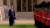 도널드 트럼프 미국 대통령이 엘리자베스 2세 영국 여왕의 길을 막고 있다. [사진 유튜브 영상 캡처]