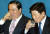 문희상 전 대통령 비서실장(左)과 유인태 전 정무수석이 2004년 청와대 춘추관에서 총선 출마 기자간담회를 하던 도중 물을 마시고 있다. [중앙포토]