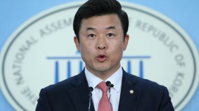한국당 “최저임금, 대통령 공약에 무리하게 맞추려 한 것”