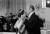 1976년 미국을 방문한 엘리자베스 2세 영국 여왕이 백악관에서 제럴드 포드 전 미국 대통령과 춤을 추고 있다. [AP=연합뉴스]