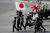 일장기와 욱일기를 든 일본 자위대원들이 14일(현지시간) 프랑스 파리 상제리제 거리에서 열린 프랑스혁명 기념 군사 퍼레이드에 참가해 행진하고 있다. [로이터=연합뉴스]