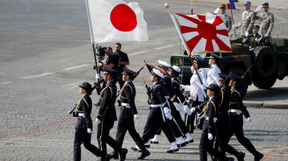'욱일기 휘날리며' 파리 시내 행진한 일본 자위대