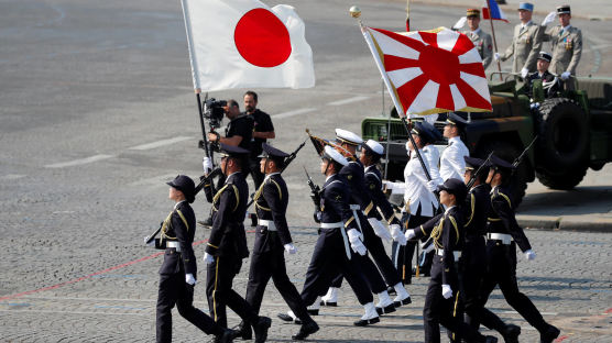 '욱일기 휘날리며' 파리 시내 행진한 일본 자위대