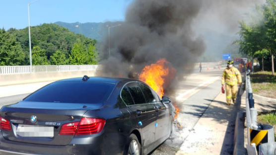 달리던 BMW서 화재 발생…운전자 빠져나오자 불길 치솟아