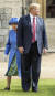 지난 13일 영국 런던 교외의 윈저성을 방문해 엘리자베스 2세 영국 여왕을 만난 도널드 트럼프 대통령이 여왕의 앞을 막아서고 있다. [AP=연합뉴스]
