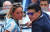 아르헨티나와 프랑스의 16강 경기가 열린 카잔 경기장에 디에고 마라도나가 30살 연하의 여자친구 로시오 올리버와 함께 경기를 관람하고 있다.[연합뉴스]
