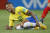 브라질의 네이마르가 지난 6일 카잔 경기장에서 열린 벨기에와의 8강전에서 발목을 잡고 고통스러워 하고 있다.[연합뉴스]