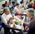 2015년 5월 베트남을 방문했던 버락 오바마 당시 미국 대통령(왼쪽)이 하노이의 &#39;분짜 흐엉 리엔&#39; 식당에서 요리사이자 CNN 음식 프로그램 진행자였던 앤서니 보딘(19576~2018)과 현지 서민 식당에서 저녁 식사를 하고 있다. 오바마 대통령은 베트남 서민 음식인 2100원짜리 분짜(쌀국수에 돼지고기와 식초에 절인 채소 등을 넣고 함께 먹는 대중 식사 메뉴)에 스프링롤(춘권)과 현지 맥주를 주문해서 먹었다. 2인분 식사에 7150원 정도가 들었다. 2000년 빌 클린턴 당시 대통령은 베트남 통일 이전 남베트남 수도였던 호치민의 식당을 찾았지만 오바마 대통령은 과거 북베트남 수도이자 현재 통일 베트남 의 수도인 하노이의 식당을 방문했다.  [사진=앤서니 부르댕 인스타그램]
