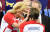 콜린다 그라바르 키타로비치(왼쪽) 크로아티아 대통령이 러시아 월드컵 결승전에서 패한 모드리치를 위로하고 있다. [AP=연합뉴스]