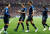 16일 러시아 월드컵 결승전 첫 골을 뽑아낸 프랑스의 그리즈만(왼쪽)이 동료선수들과 함께 기뻐하고 있다.프리킥을 얻어 그리즈만이 찬 골이 크로아티아의 만주키치의 머리를 맞고 골대로 들어갔다.[연합뉴스] 