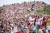 폴란드 축구팬들이 지난달 19일 수도 바르샤바에서 세네갈과의 조별리그 경기를 지켜보고 있다.[연합뉴스]