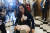 태미 더크워스 미국 상원의원이 지난 4월 19일 딸 마일리 펄 볼스비를 품에 안고 워싱턴 의사당으로 들어서고 있다. [AP=연합뉴스]
