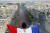 프랑스 파리 시내가 러시아월드컵 우승에 기뻐하는 시민들로 가득하다.[EPA=연합뉴스]