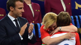 패배한 선수들 따뜻하게 안아준 크로아티아 대통령 