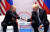 트럼프 미 대통령이 지난해 7월 독일 함부르크에서 열린 주요 20개국(G20) 정상회의에서 푸틴 러시아 대통령과 악수하는 장면. 트럼프 대통령이 푸틴 대통령의 손을 오른쪽으로 돌려 잡고있다.[AFP=연합뉴스] 
