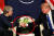 도널드 트럼프 미국 대통령(오른쪽)이 지난 1월 25일(현지시간) 스위스 다보스에서 열린 세계경제포럼(WEF.다보스포럼)에서 테리사 메이 영국 총리와 악수하는 장면 메이 총리의 손목이 꺽여있다.[로이터=연합뉴스] 