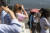폭염이 이어지는 17일 서울 세종로사거리에서 시민들이 햇빛을 가린 채 보행 신호를 기다리고 있다. [연합뉴스]