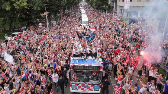 [서소문사진관]416만명 국민 중 55만 명 몰린 크로아티아 대표팀 환영식