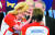 키타로비치 크로아티아 대통령(왼쪽)이 시상식에서 미드필더 모드리치를 격려하고 있다. [AP=연합뉴스]
