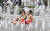  17일 서울 종로구 광화문 광장 바닥분수에서 어린이들이 물놀이를 즐기고 있다. [연합뉴스]