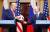 푸틴 러시아 대통령(오른쪽)이 16일 핀란드 대통령궁에서 트럼프 미국 대통령에게 러시아 월드컵 공인구 ‘텔스타 18’을 선물하고 있다. [AP=연합뉴스]