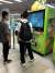 중국 상하이와 베이징 지하철 역에 설치된 꼬북칩 자판기에서 학생들이 과자를 구입하고 있다. [사진 오리온]