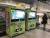 오리온이 중국 상하이와 베이징 지하철 역에 설치한 꼬북칩 자판기. 스마트폰 QR코드를 스캔하면 바로 구입할 수 있다. [사진제공 오리온]