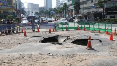 충무로역 일대 한때 물난리…폭염속 서울 도심에 무슨 일이