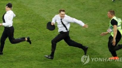 월드컵 결승전 난입 록그룹, 징역 15일·스포츠 관람 3년 금지 