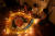 18일(현지시간) 인도 문바이에서 어린이들이 넬슨 만델라 탄생 100주년을 기념해 초상화 주변에 촛불을 키고 있다. [로이터=연합뉴스]
