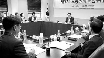 “기울어진 운동장서 최저임금 결정” 정부 성토장 된 노동특별위