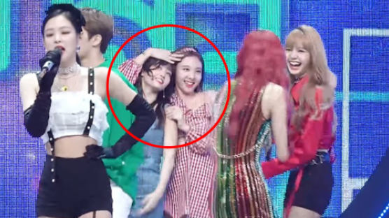 Adorable Interaction Between TWICE's NAYEON & BLACKPINK Spotted on Stage
