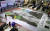 넬슨 만델라 탄생 100주년을 기념해 캔 3만개로 만들어진 초상화가 18일(현지신간) 케이프 타운에서 전시되고 있다. [AP=연합뉴스]
