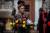 만델라의 손녀인 자마스와지 드라미가 18일(현지시간) 영국 웨스트민스터 사원에 있는 넬슨 만델라 추모 기념비에 화환을 바치고 있다. [AFP=연합뉴스]