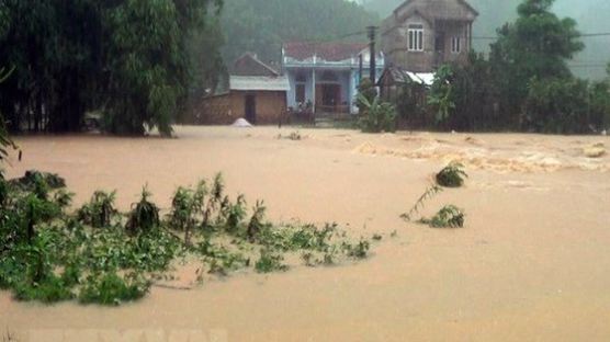베트남 휩쓴 태풍 ‘선띤’…폭우로 최소 22명 사망·실종
