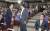 7월 12일 의총에서 회의 진행을 놓고 마찰을 빚은 김성태 자유한국당 대표 권한대행(왼쪽)과 심재철 의원(가운데). / 사진:엽합뉴스