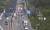22일 오후 3시7분쯤 경부고속도로 하행선 215.7㎞ 지점 1~3차로(동그란원)에서 도로균열이 발생, 차량들이 갓길로 운행하고 있다. [사진 한국도로공사 CCTV 캡처]
