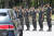 23일 오전 경북 포항 해병대1사단 도솔관에서 장병들이 운구차를 향해 경례를 하고 있다.[연합뉴스]