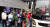 문산자유시장 앞에서 ‘문산자유시장 DMZ관광’에 나선 손님들이 관광버스에 오르고 있다. [사진 파주시]
