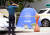 23일 오전 정의당 노회찬 원내대표가 투신 사망한 것으로 알려진 서울 중구 한 아파트에서 경찰들이 조사하고 있다. 연합뉴스