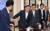 문재인 대통령이 23일 오후 청와대 여민관에서 열린 수석보좌관회의를 위해 입장하고 있다. 김상선 기자