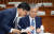 김선수 대법관 후보자 인사청문회가 23일 국회에서 열렸다. 김 후보자(오른쪽)가 관계자로부터 답변 자료를 받고 있다. 변선구 기자
