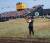 디 오픈 3라운드가 열린 22일 카누스티 골프장 18번홀 러프에서 샷을 하는 타이거 우즈. [UPI=연합뉴스]
