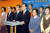  2004년 민주노동당 권영길 대표(앞줄 왼쪽에서 넷째)와 노회찬 선대본부장 (앞줄 왼쪽에서 둘째)을 비롯한 총선 당선자들이 기자회견을 열고 있다.[중앙포토]