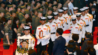 [서소문사진관] '마린온'의 해병들 영결식, 저 세상에선 훨훨 날아 오르길