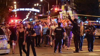토론토서 무차별 총격…젊은 여성, 소녀 등 2명 숨지고 12명 부상