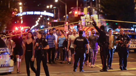 토론토서 무차별 총격…젊은 여성, 소녀 등 2명 숨지고 12명 부상